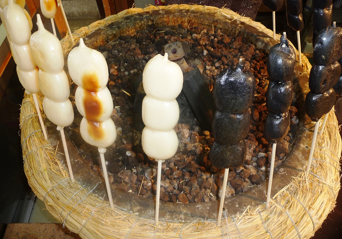 山頂売店にて販売している名物くし切団子