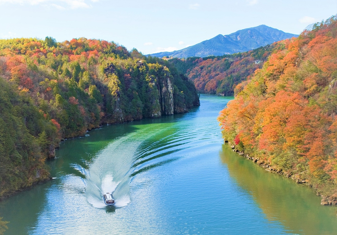 恵那峡遊覧船　秋の渓谷