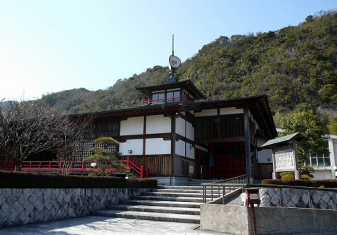 もちがせ流しびなの館